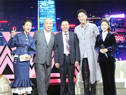 大道董事長(zhǎng)羅永輝與著名歌星劉尊老師、汪正正老師、郭津彤老師、主持人雅琪在北京電視臺(tái)錄制節(jié)目現(xiàn)場(chǎng)親切合影
